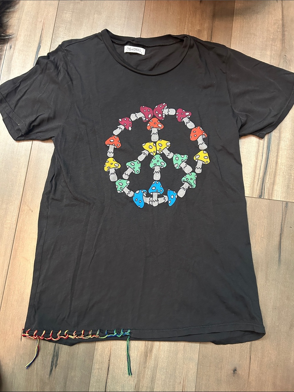 Lauren Moshi Rainbow Mushroom Peace Sign Graphic Tee – Black